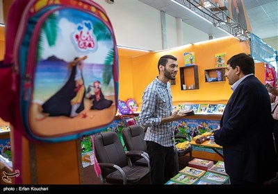 بازدید محمد مخبر رئیس ستاد اجرایی فرمان امام (ره) از هفتمین نمایشگاه نوشت افزار ایرانی اسلامی