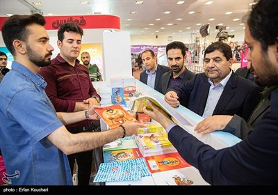 بازدید محمد مخبر رئیس ستاد اجرایی فرمان امام (ره) از هفتمین نمایشگاه نوشت افزار ایرانی اسلامی