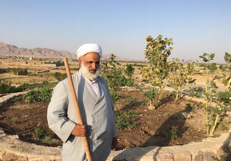 امام جمعه‌ای که سرِ زمین کشاورزی‌اش بیل می‌زند