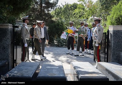 گلباران مزار شهدای آزاده همزمان با فرا رسیدن سالروز بازگشت آزادگان سرافراز به کشور