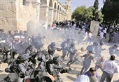 قوات الاحتلال الصهیونی تهاجم المصلین داخل المسجد الاقصى