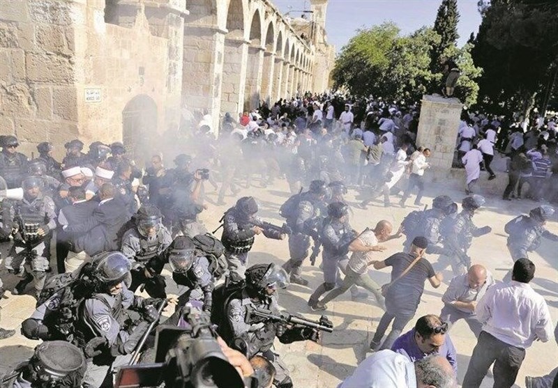 قوات الاحتلال الصهیونی تهاجم المصلین داخل المسجد الاقصى