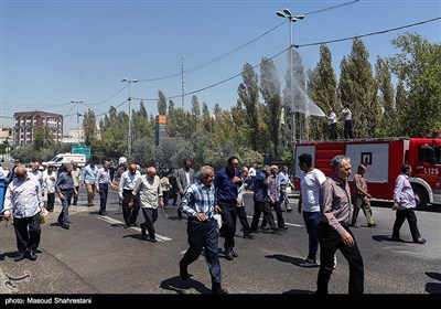 خدمات آتش نشانی به نمازگزاران نماز جمعه تهران در گرمای هوا