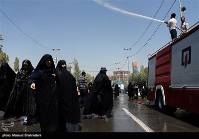 خدمات آتش نشانی به نمازگزاران نماز جمعه تهران در گرمای هوا