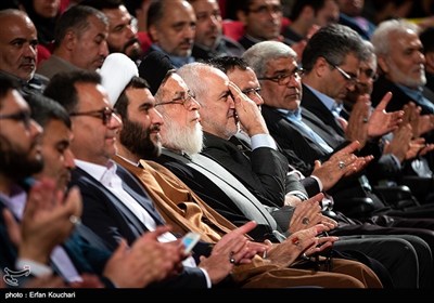 تشویق محمدجواد ظریف وزیر امور خارجه توسط حاضران در کنگره ملی الماس های درخشان