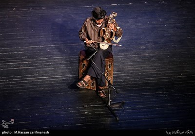 اجرای موسیقی و نمایش در مراسم اختتامیه نوزدهمین جشنواره نمایش‌های آیینی و سنتی