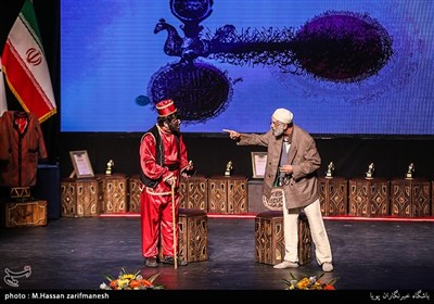 اجرای نمایش در مراسم اختتامیه نوزدهمین جشنواره نمایش‌های آیینی و سنتی