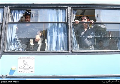 مردم در حال تماشای دستگیری اوباش محله مهرآباد 