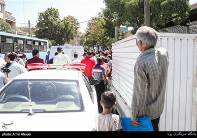 مردم در حال تماشای دستگیری اوباش محله مهرآباد 