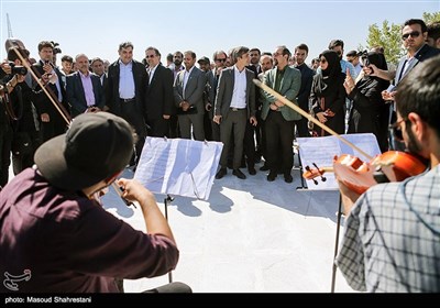  پیروز حناچی شهردار تهران در بهره برداری از درياچه باغ هنر 