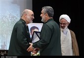 تقدیر از سردار امیرعلی حاجی زاده فرمانده نیروی هوافضای سپاه در نهمین جشنواره مالک اشتر توسط سرلشکر‌حسین سلامی فرمانده کل سپاه