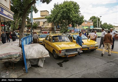 اولین مسئله‌ای که با دیدن این منظر به اذهان خطور می‌کند، درصد بالای بیکاری است که موجب گرایش مردم و بویژه جوانان فارغ التحصیل مقاطع مختلف لیسانس و فوق لیسانس و گاه بالاتر به خرید تاکسی علیرغم داشتن اقساط سنگین و شرایط نامناسب واگذاری تاکسی است.