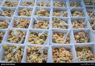 توزیع پنج هزار غذای نذری در مسجد وحدت