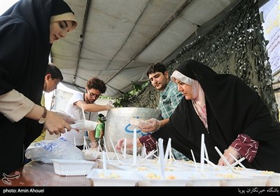 توزیع پنج هزار غذای نذری در مسجد وحدت