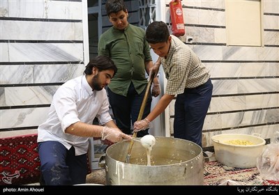 توزیع پنج هزار غذای نذری در مسجد وحدت