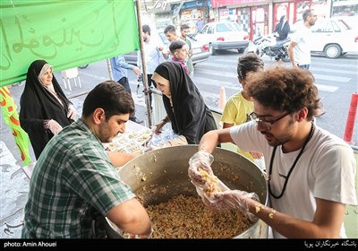 توزیع پنج هزار غذای نذری در مسجد وحدت