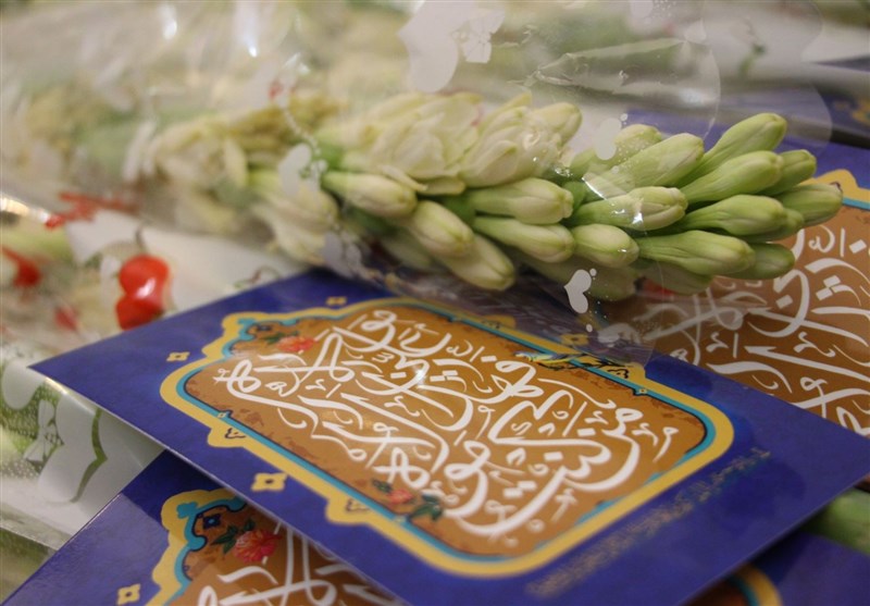 اهدای شاخه‌های گل هدیه غدیری طلاب اصفهانی به گردشگران