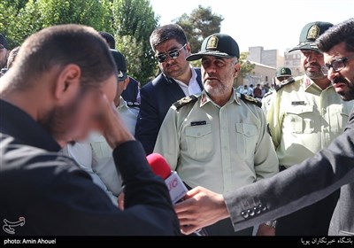 سردار حسین رحیمی فرماندهی انتظامی تهران بزرگ در حال گفت و گو با یکی از دستگیر شدگان در سومین مرحله طرح کاشف پلیس آگاهی