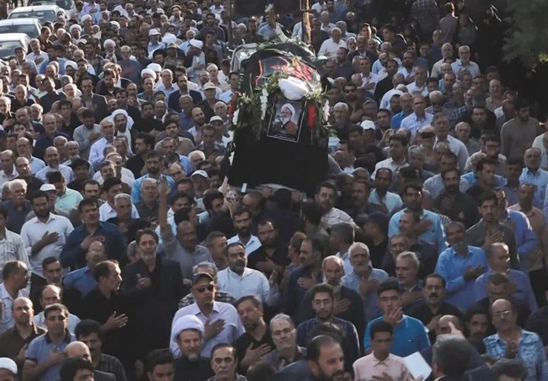 ‌پیکر امام‌جمعه خمینی‌شهر با حضور پرشور مردم تشییع ‌شد