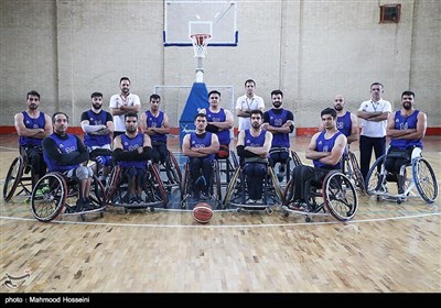 عکس تیمی اعضای تیم ملی بسکتبال با ویلچر پس از پایان تمرین