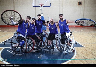 عکس تیمی اعضای تیم ملی بسکتبال با ویلچر پس از پایان تمرین
