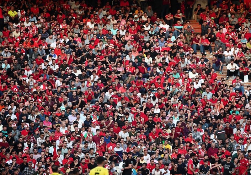 حاشیه دیدار پرسپولیس - گل‌گهر| ورود پرتعداد هواداران به ورزشگاه و شعار علیه یک استقلالی/ تشویق مدافع قرمزها با لقبی جدید