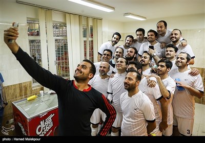 تیم فوتبال عکاسان ایران قبل از دیدار با تیم فوتبال منتخب پرشین