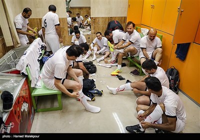 آماده شدن تیم فوتبال عکاسان ایران برای دیدار با تیم فوتبال منتخب پرشین