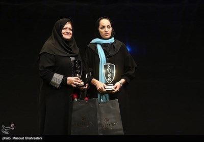 تقدیر فریده شجاعی از سلطنت نوری به عنوان بهترین داور خانم در مراسم برترین های فوتبال ایران در سال 98-97