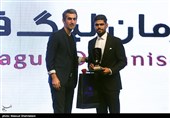 تقدیر از بازیکنان برتر رده های پایه توسط مجتبی جباری در مراسم برترین های فوتبال ایران در سال 98-97
