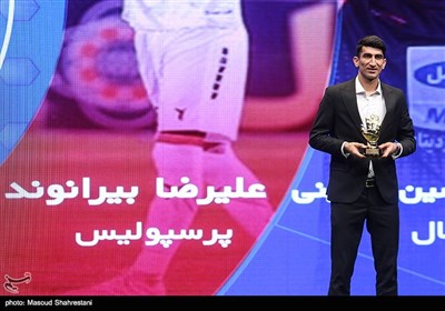 علیرضا بیرانوند بهترین دروازه بان لیگ برتر در مراسم برترین های فوتبال ایران در سال 98-97