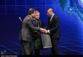تقدیر صادق درودگر از سید جلال حسینی به عنوان بهترین مدافع لیگ برتر در مراسم برترین های فوتبال ایران در سال 98-97