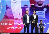 تقدیر ابراهیم میرزاپور از علیرضا بیرانوند بهترین دروازه بان لیگ برتر در مراسم برترین های فوتبال ایران در سال 98-97