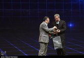 ایرج عرب، مدیرعامل باشگاه پرسپولیس و محمدرضا داورزنی معاون توسعه ورزش قهرمانی و حرفه‌ای در مراسم برترین های فوتبال ایران در سال 98-97
