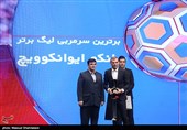 اهدا جایزه برانکو ایوانکوویچ به عنوان بهترین سرمربی لیگ در مراسم برترین های فوتبال ایران در سال 98-97