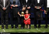 فرزندان علیرضا بیرانوند در مراسم برترین های فوتبال ایران در سال 98-97