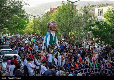 چهاردهمین جشنواره بین‌المللی تئاتر خیابانی مریوان با حضور هنرمندان عرصه تئاتر خیابانی داخل و خارج از کشور، جمعی از مسئولان و مردم با چند اجرا و کارناوال شادی عروسک‌ها در مریوان