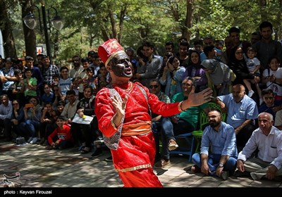 چهاردهمین جشنواره بین‌المللی تئاتر خیابانی مریوان با چند اجرا و کارناوال شادی عروسک‌ها در مریوان آغاز شد.