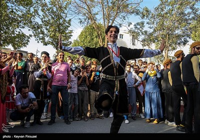 چهاردهمین جشنواره بین‌المللی تئاتر خیابانی مریوان با چند اجرا و کارناوال شادی عروسک‌ها در مریوان آغاز شد.
