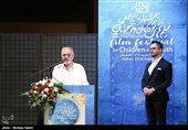سخنرانی بیژن بیرنگ کارگردان در اختتامیه سی‌ودومین جشنواره بین المللی فیلم کودک و نوجوان اصفهان
