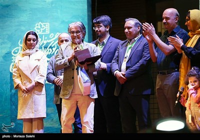 دیپلم افتخار مرکز توسعه سینمای کودک به امیرحسین قهرایی برای کارگردانی فیلم «بازیوو» اهدا شد.