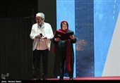 پوران درخشنده کارگردان سینما و بیژن بیرنگ کارگردان در اختتامیه سی‌ودومین جشنواره بین المللی فیلم کودک و نوجوان اصفهان در سالن همایش‌های سیتی‌سنتر اصفهان