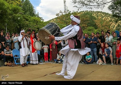 نمایش "باسنک" از هرمزگان یکی از نمایش‌هایی‌ست که در بخش آیینی سنتی چهاردهمین جشنواره بین‌المللی تئاتر خیابانی مریوان حضور یافته است.