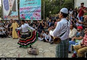 نمایش "باسنک" از هرمزگان یکی از نمایش‌هایی‌ست که در بخش آیینی سنتی چهاردهمین جشنواره بین‌المللی تئاتر خیابانی مریوان حضور یافته است.