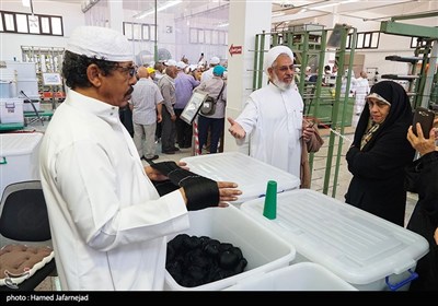 بازدید زائران ایرانی از کارگاه پرده بافی کعبه - مکه مکرمه