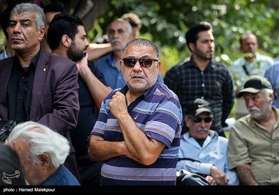 خسرو احمدی در مراسم تشییع پیکر مرحوم داریوش اسدزاده