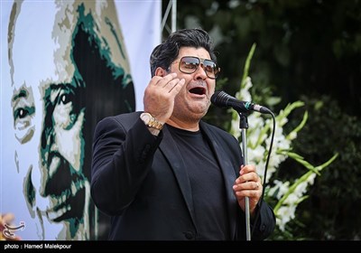 اجرای موسیقی توسط سالار عقیلی در مراسم تشییع پیکر مرحوم داریوش اسدزاده