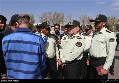 سردار حسین رحیمی فرماندهی انتظامی تهران بزرگ در حال بررسی کشفیات 
