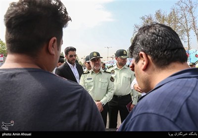 سردار حسین رحیمی فرماندهی انتظامی تهران بزرگ در حال بررسی و گفت و گو با مجرمان دستگیر شده
