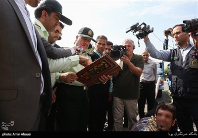سردار حسین رحیمی فرماندهی انتظامی تهران بزرگ در حال بررسی یک قرآن عتیقه دزدیده شده 